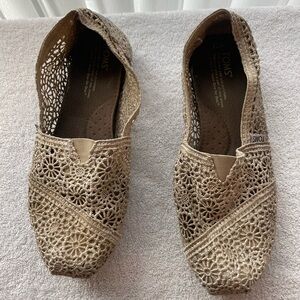 TOMS Women's Beige Crochet Flats
